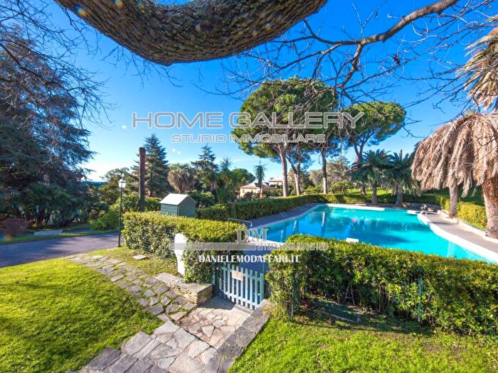 Appartamento trilocale in affitto in Via Capolungo, Nervi, Genova