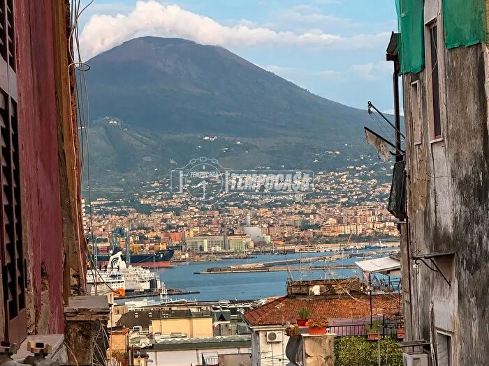 Appartamento trilocale in vendita in Via Concordia, Napoli