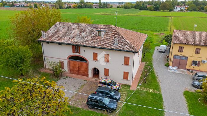 Casa con 6 locali in vendita in Via Grande, Poviglio