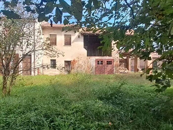 Casa con 7 locali in vendita in Sale