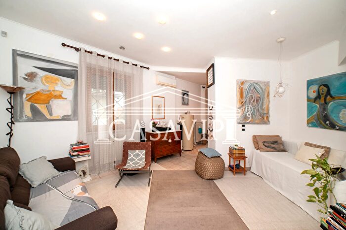 Appartamento trilocale in vendita in Via dei Gozzadini, Roma