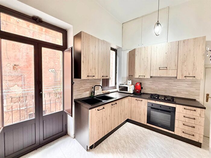 Casa con 6 locali in vendita in Via Enrico De Nicola Biancavilla, Biancavilla