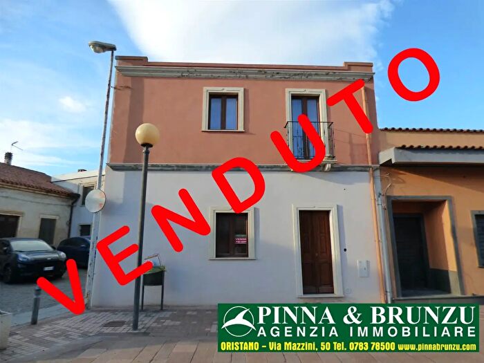 Casa con 7 locali in vendita in Piazza Santa Sofia, San Vero Milis