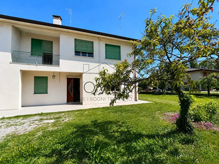Casa quadrilocale in vendita in Via Santi, Casier