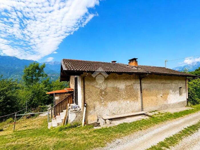 Casa con 6 locali in vendita in Località Mondaneria, San Didero