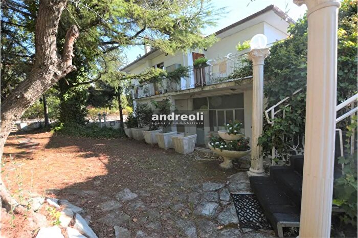Casa con 5 locali in vendita in Belvedere Ostrense