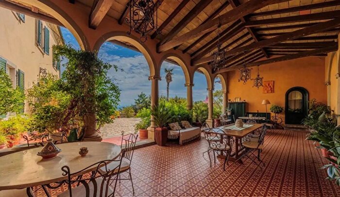 Casa con 17 locali in vendita in Santa Maria A Monte