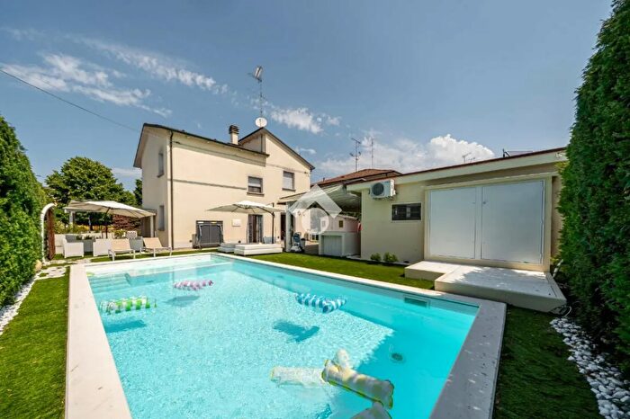 Casa quadrilocale in vendita in Via San Donato, Granarolo DellEmilia