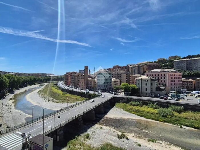 Appartamento trilocale in vendita in Via del Piano, Genova
