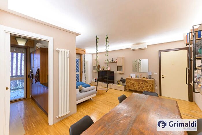 Appartamento trilocale in vendita in Via Pagoda Bianca, Roma