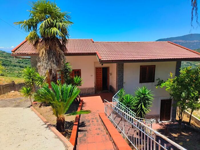 Casa con 6 locali in vendita in Via Cesare Battisti, Ogliastro Cilento