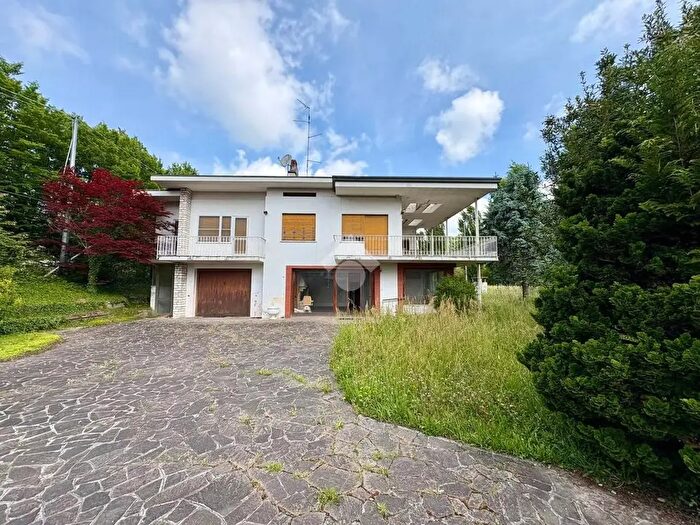 Casa con 9 locali in vendita in Via Castelletto, Follina