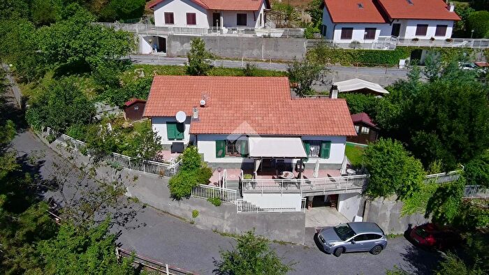 Casa con 5 locali in vendita in Via Canova, Magliolo