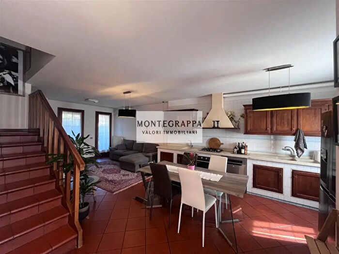 Casa quadrilocale in vendita in Via Pica, Castelfranco Veneto