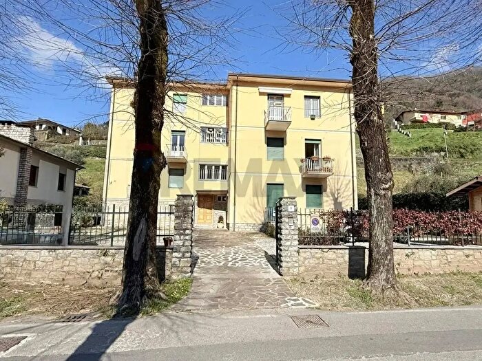 Appartamento con 6 locali in vendita in Bagni Di Lucca