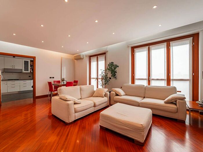 Appartamento trilocale in affitto in Viale Evaristo Stefini, Maggiolina, Milano