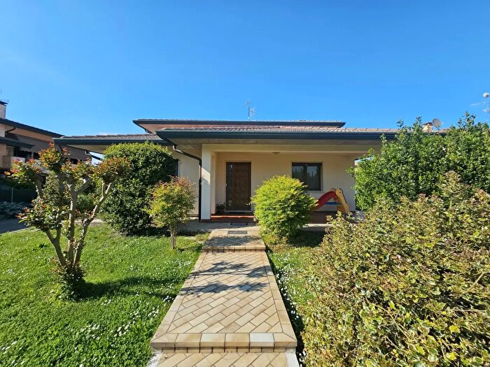 Casa con 5 locali in vendita in Via Bruschetta, Megliadino San Vitale