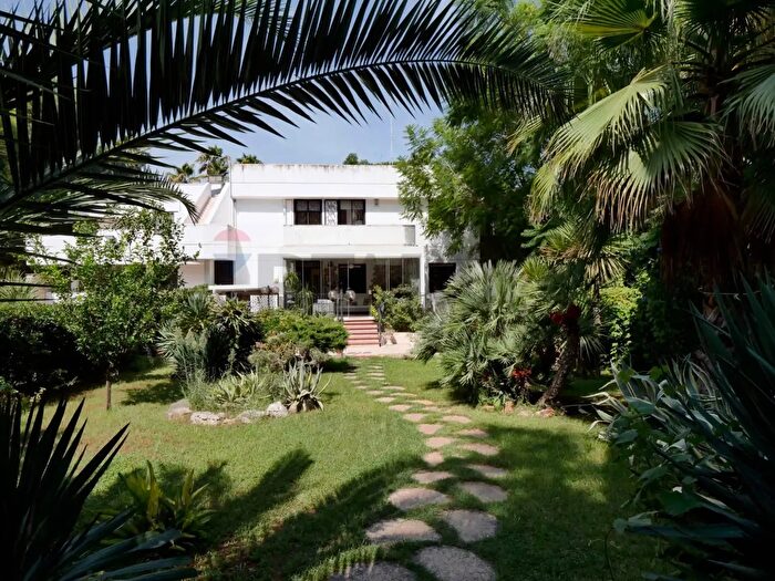 Casa con 11 locali in vendita in Via Bitritto, Bari