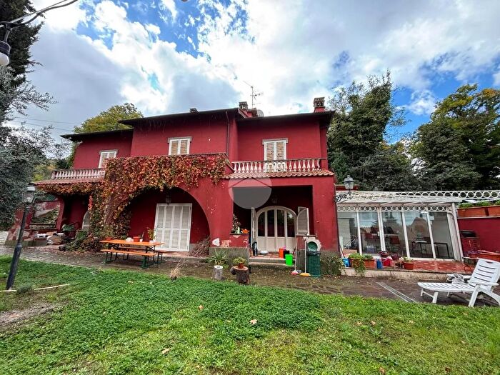 Casa con 12 locali in vendita in Via Montecompatri, Monte Porzio Catone