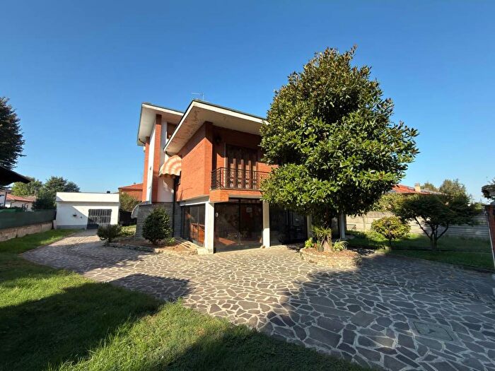 Casa con 6 locali in vendita in Via Lago Gerundo, Truccazzano