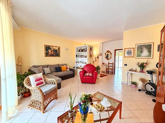 Appartamento con 5 locali in vendita in Via Barzano, Montemurlo