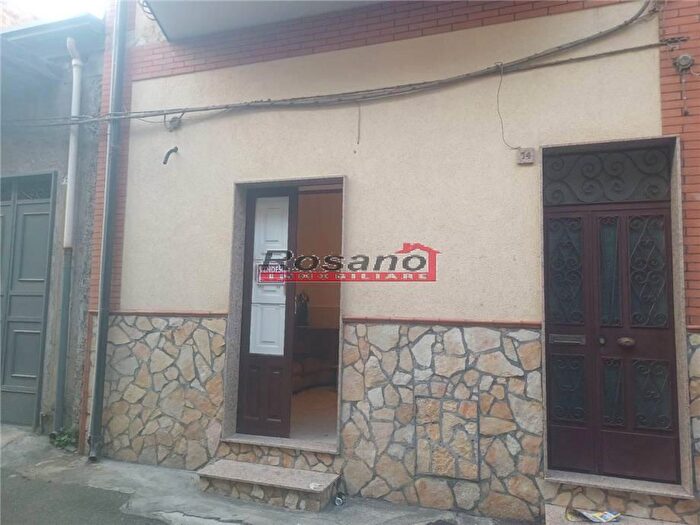 Appartamento quadrilocale in vendita in Via Poeta Cavallaro, Biancavilla