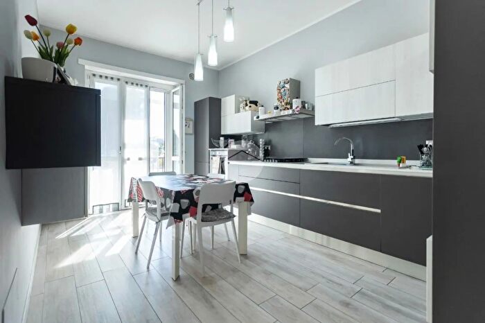 Appartamento trilocale in vendita in Corso Grosseto, Torino