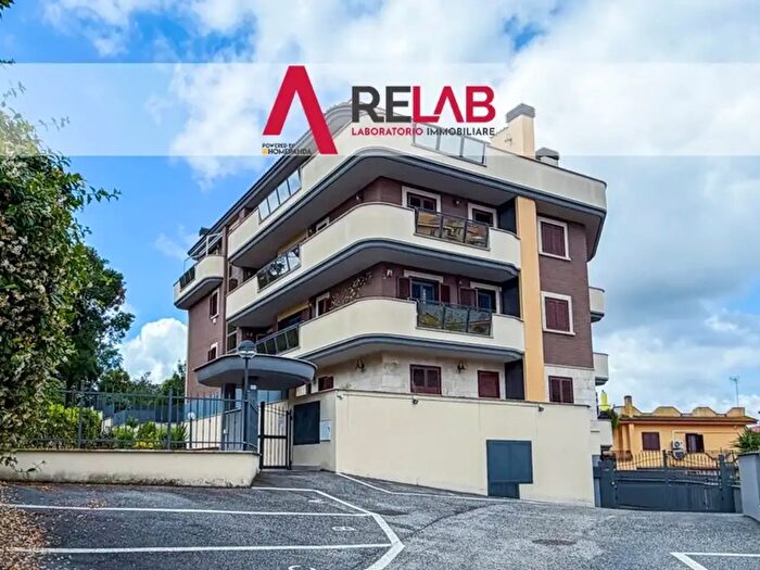 Appartamento trilocale in vendita in Via di Casal del Marmo, Roma