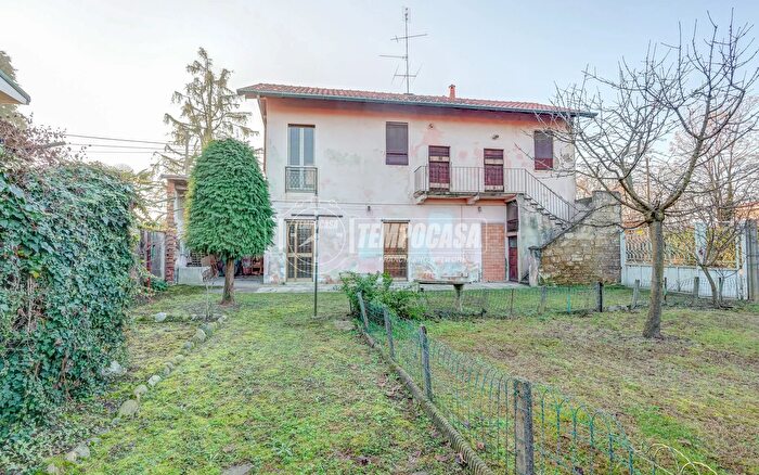 Casa quadrilocale in vendita in Via Giuseppe Verdi, Castano Primo