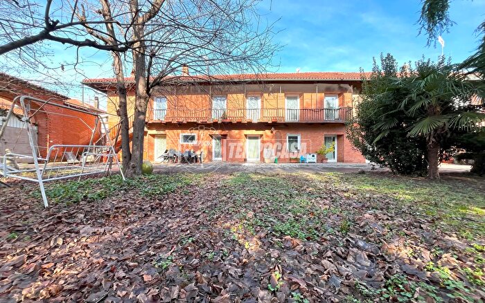 Casa con 7 locali in vendita in Via Garibaldi Mazzé, Mazze