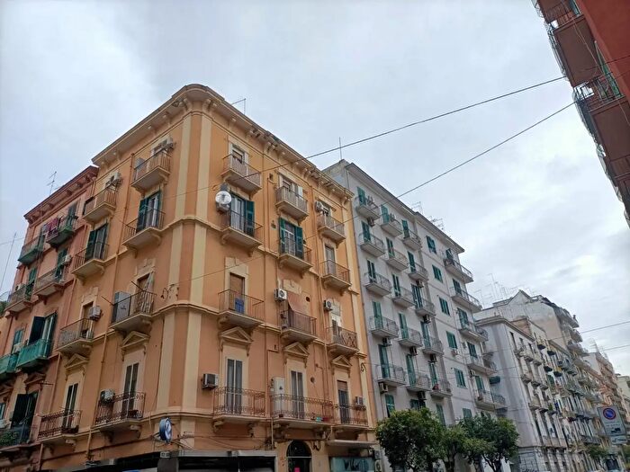 Appartamento con 6 locali in vendita in Via Oberdan, Taranto