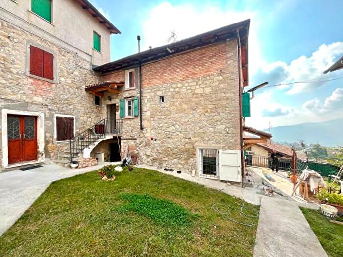 Casa con 6 locali in vendita in Baiso