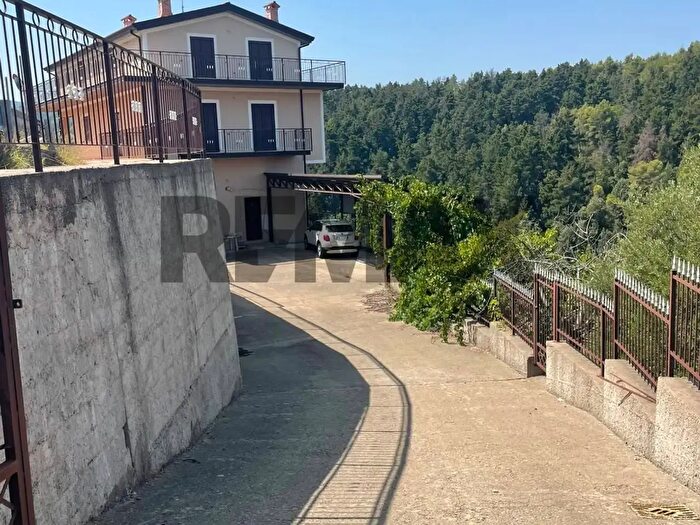 Casa con 16 locali in vendita in Acri