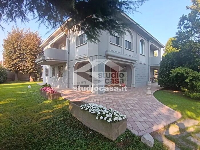 Casa quadrilocale in vendita in Viale De Gasperi, Trescore Cremasco