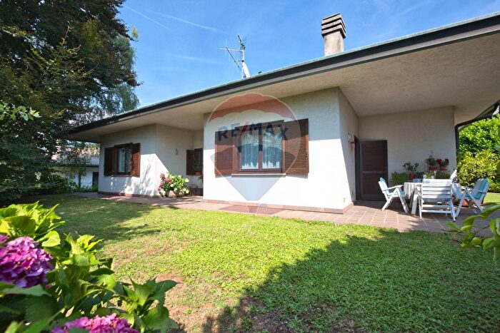 Casa con 6 locali in vendita in Lipomo