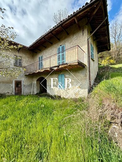 Casa con 8 locali in vendita in Strada Castelmartino, Cortemilia