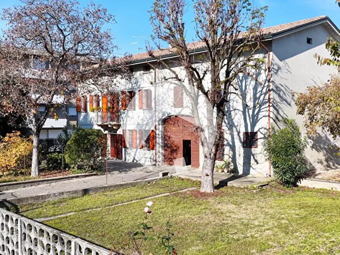 Casa con 9 locali in vendita in Via Legnano, Castelnovo Di Sotto
