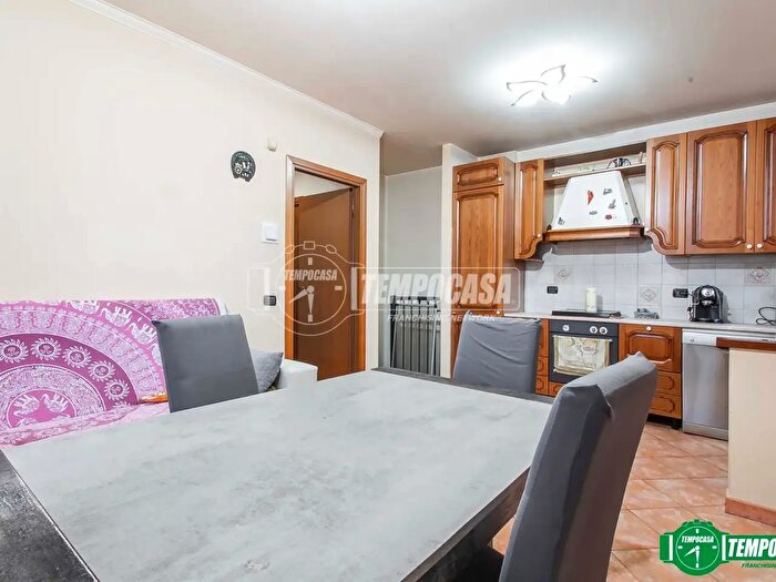 Appartamento trilocale in vendita in Via Petrarca, Garbagnate Milanese