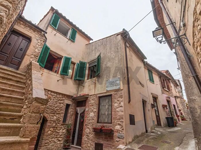 Appartamento trilocale in vendita in Via della Bubbolina, Semproniano