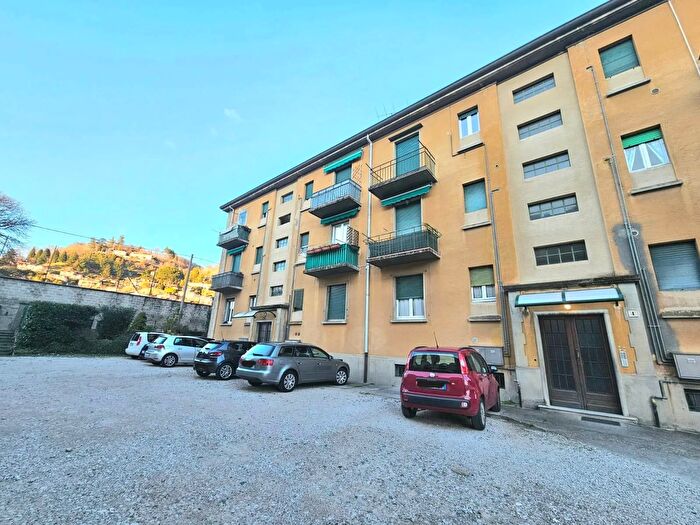Appartamento trilocale in vendita in Via Professor Monteggia, Laveno Mombello
