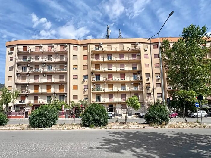 Appartamento con 5 locali in vendita in Viale Michelangelo, Palermo