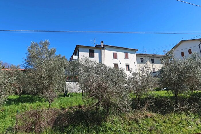 Casa con 5 locali in vendita in Bagnone