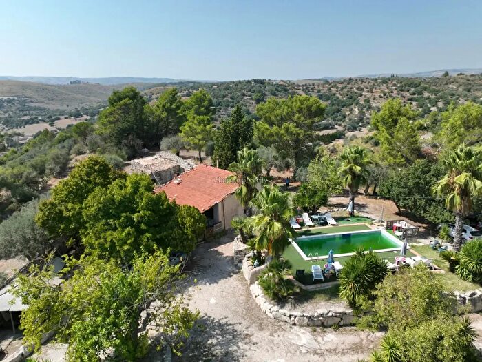 Casa con 6 locali in vendita in Montesano, Modica