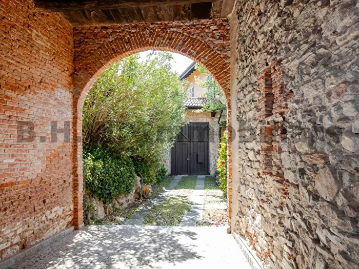 Appartamento con 9 locali in vendita in Besozzo