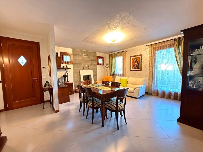 Casa con 6 locali in vendita in Martellago