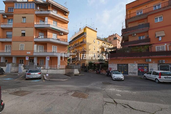 Appartamento trilocale in vendita in Via Lucio II, Roma