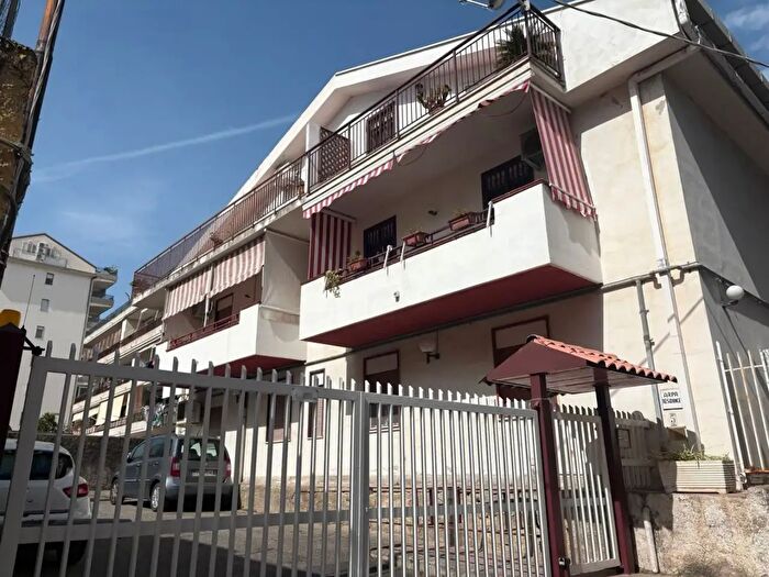 Appartamento trilocale in affitto in Vico Vetro, Messina