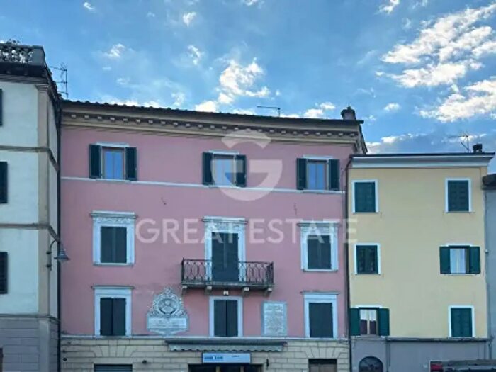 Appartamento con 6 locali in vendita in Piazza Giuseppe Garibaldi, Sinalunga