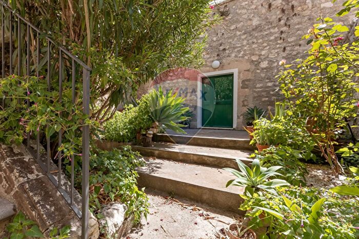 Casa con 11 locali in vendita in Corso Umberto, Modica