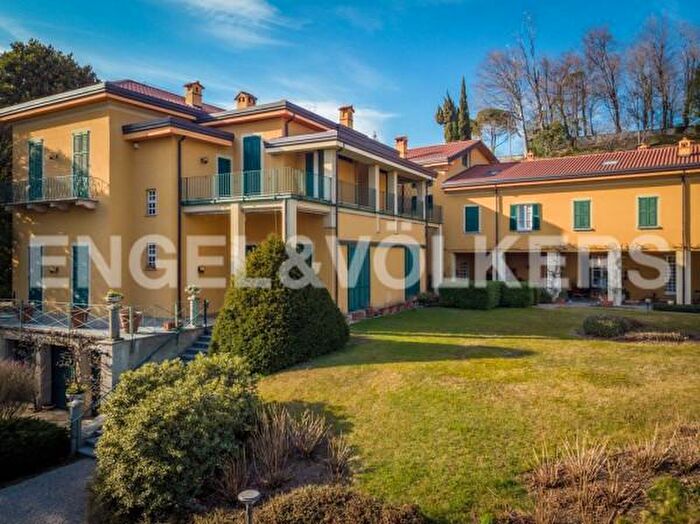 Appartamento con 6 locali in vendita in Eupilio